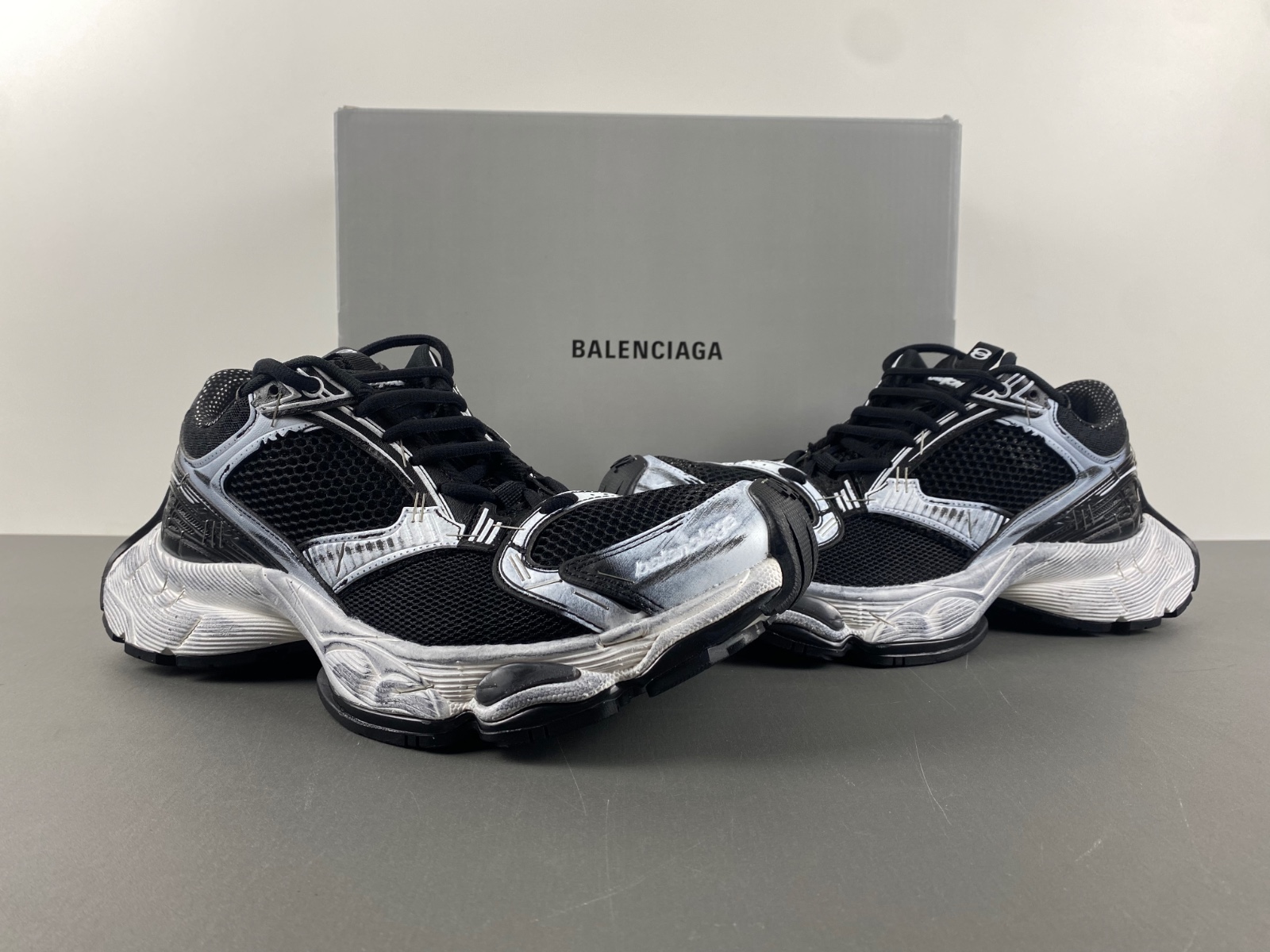 14 Balenciaga 803681-W3ST4-0120