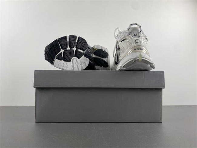 7.5Balenciaga 772774 WRUNG 9010