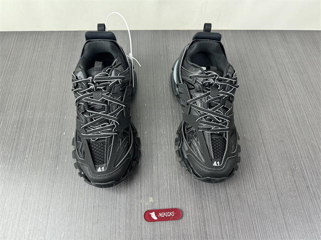 BLCG TRACK SNEAKER 555036W2GB11000 with LED